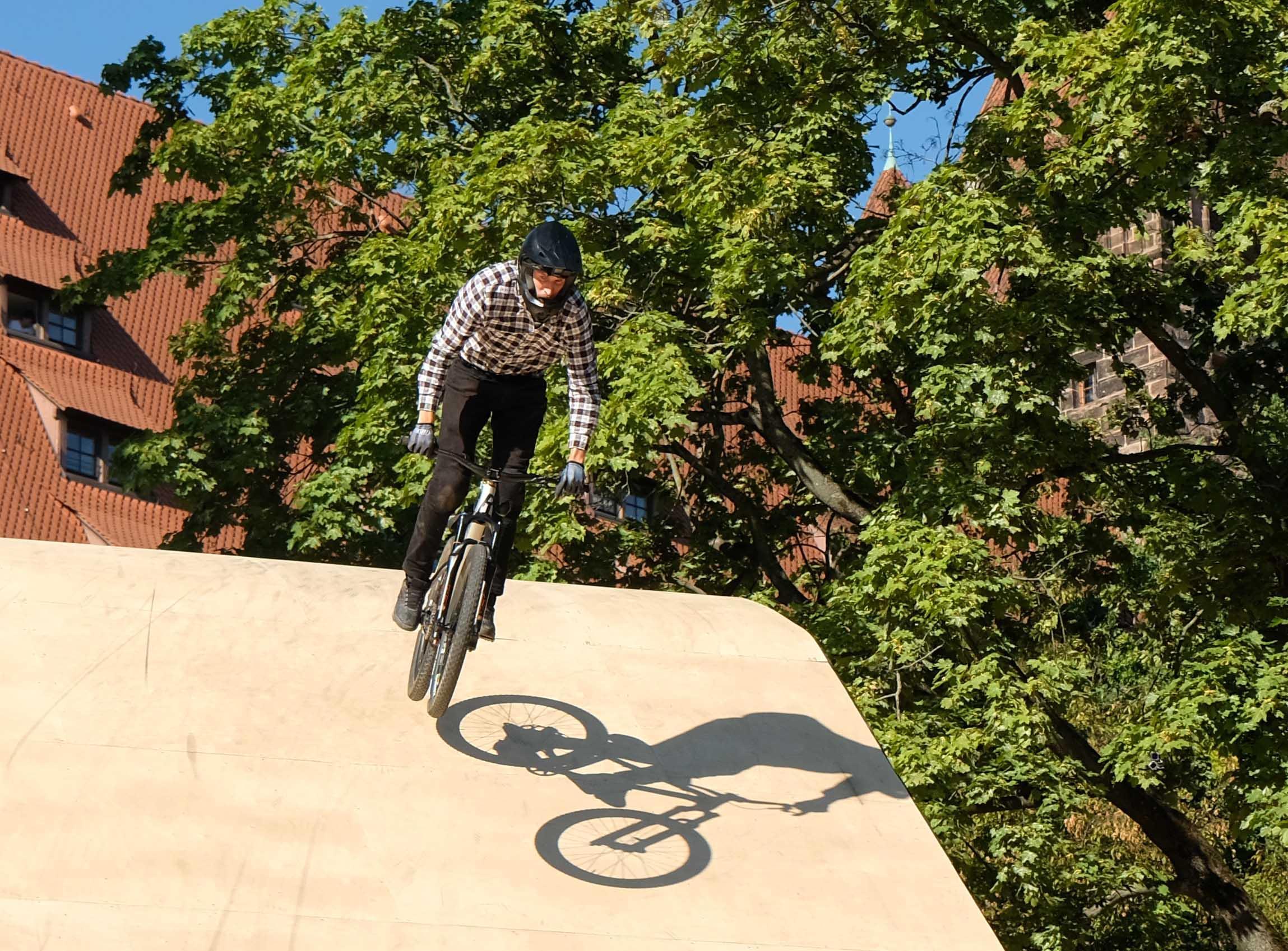 Beim District Ride geht es zwar nicht um die schnellste Zeit. Schwung holen ist an der einen oder anderen Stelle dennoch entscheidend, um die insgesamt 16 Hindernisse meistern zu können.