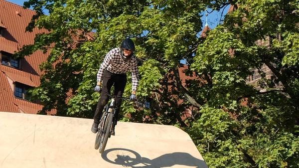 Beim District Ride geht es zwar nicht um die schnellste Zeit. Schwung holen ist an der einen oder anderen Stelle dennoch entscheidend, um die insgesamt 16 Hindernisse meistern zu können.