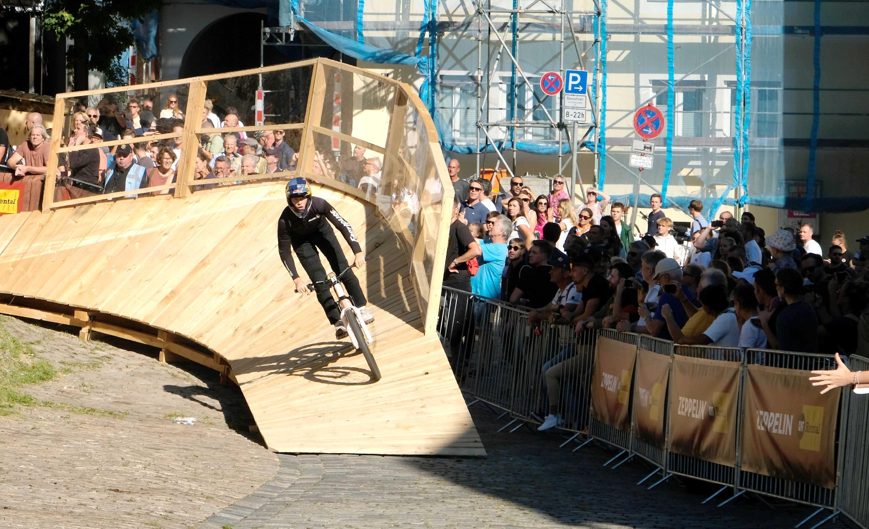 Viel näher kann man den Stars der Slopestyle-Mountainbike-Szene nicht kommen.