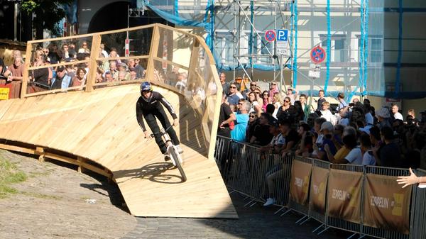 Viel näher kann man den Stars der Slopestyle-Mountainbike-Szene nicht kommen.