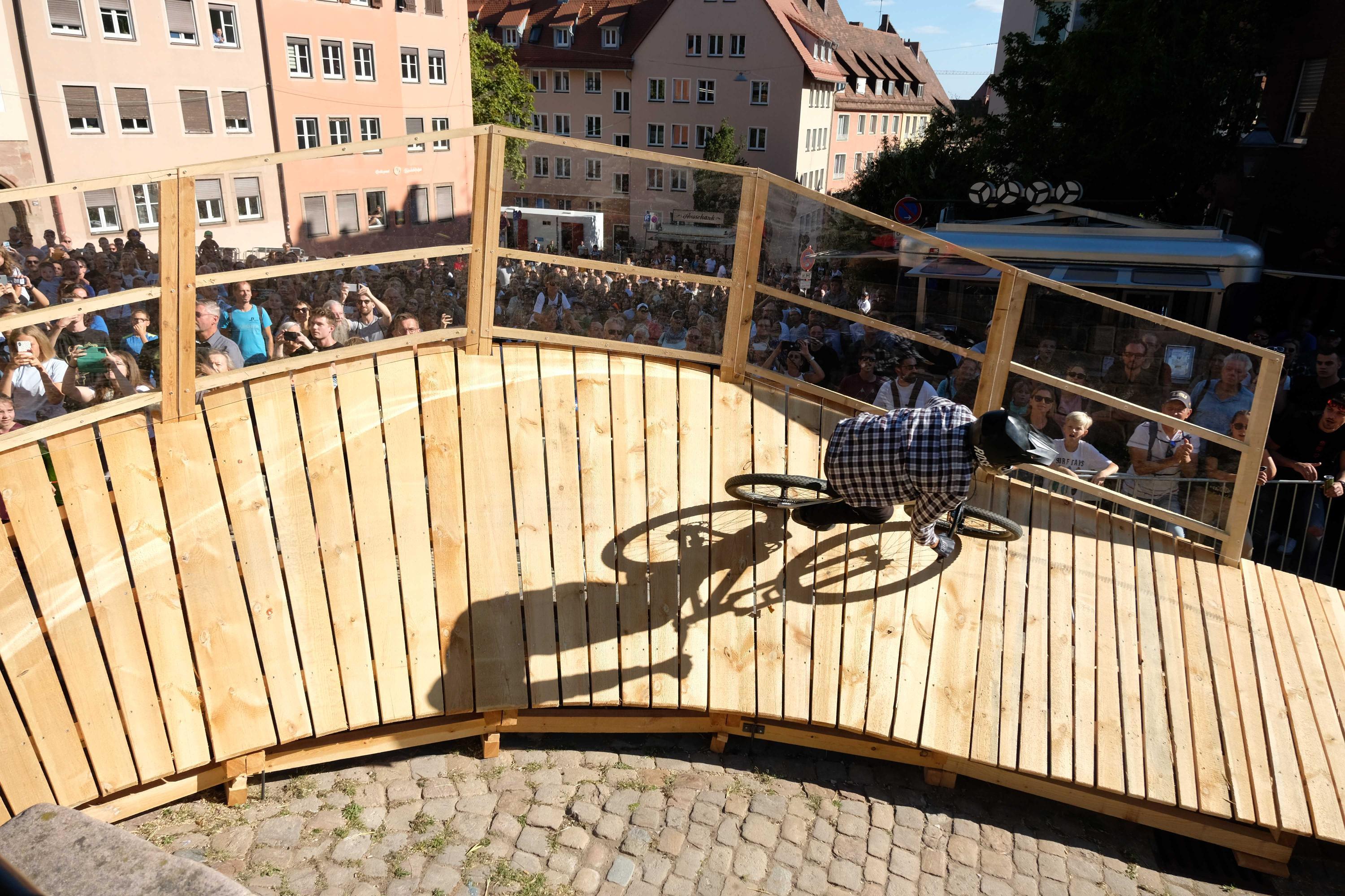 An der Strecke bekommen die Zuschauer hautnah mit, wie schnell die Profis unterwegs sind. 