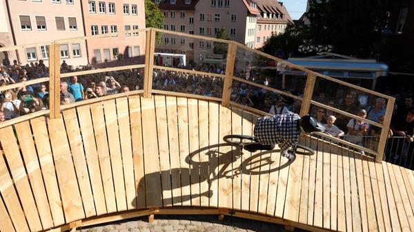 An der Strecke bekommen die Zuschauer hautnah mit, wie schnell die Profis unterwegs sind.