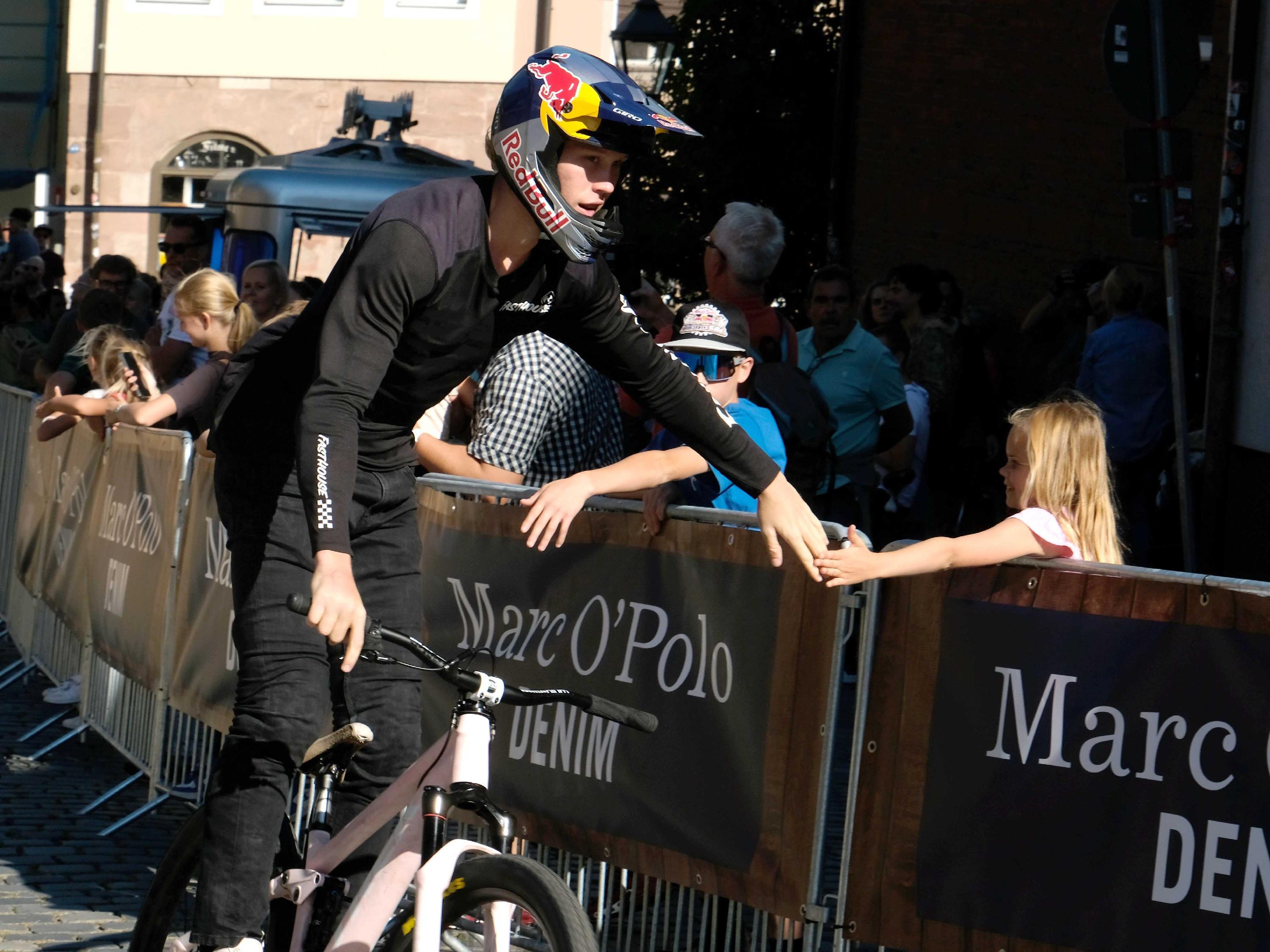 Berührungsängste haben die Spitzenathleten beim District Ride keine. Sie nehmen sich Zeit für einen kurzen Plausch.