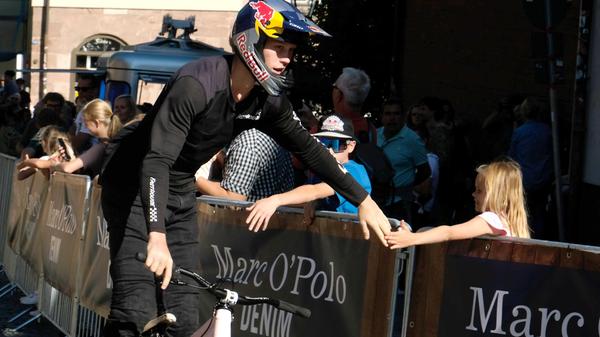 Berührungsängste haben die Spitzenathleten beim District Ride keine. Sie nehmen sich Zeit für einen kurzen Plausch.