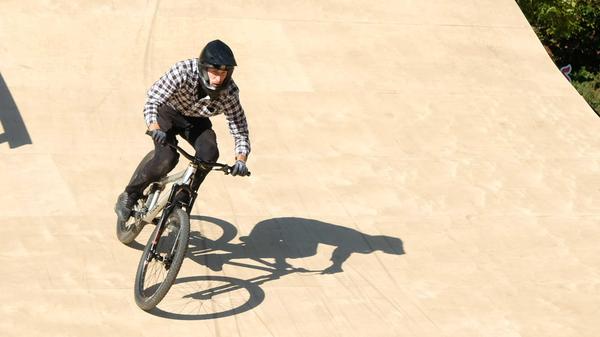 Den ersten Lauf hat Emil Johansson vor Nicholi Rogatkin und Max Fredriksson für sich entschieden. Am Samstag sollen Durchgang zwei und drei Folgen. Start ist um 14.30 Uhr, sofern es das Wetter zulässt.