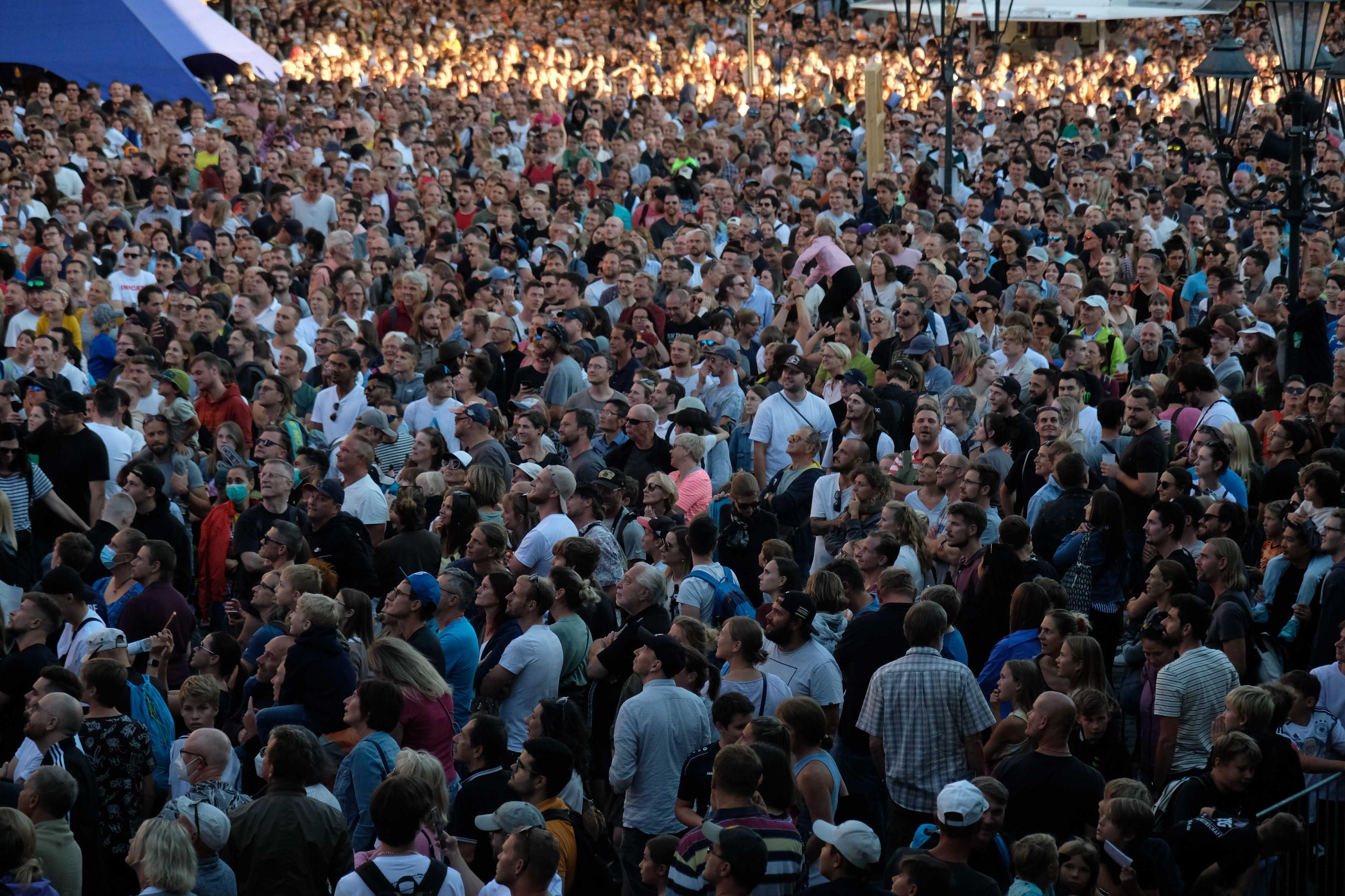Der Andrang war gewaltig. Am frühen Freitagabend fand auf dem Hauptmarkt der Best Trick Contest des Red Bull District Ride statt.