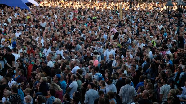 Der Andrang war gewaltig. Am frühen Freitagabend fand auf dem Hauptmarkt der Best Trick Contest des Red Bull District Ride statt.