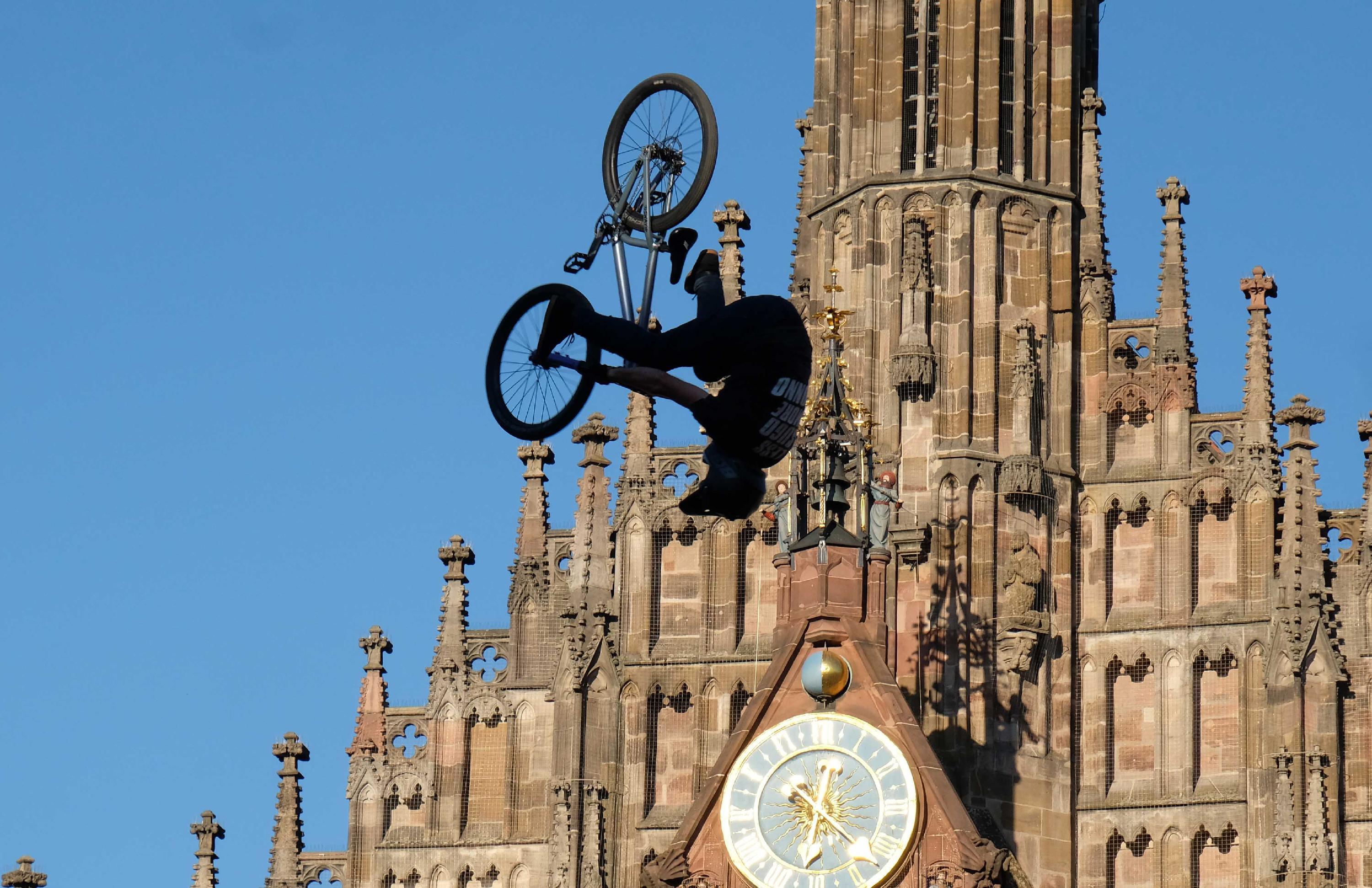 Zigtausende Zuschauer bekamen spektakuläre Sprünge und beste Unterhaltung geboten.