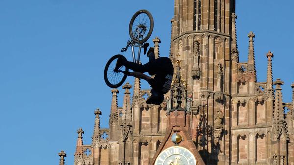 Zigtausende Zuschauer bekamen spektakuläre Sprünge und beste Unterhaltung geboten.