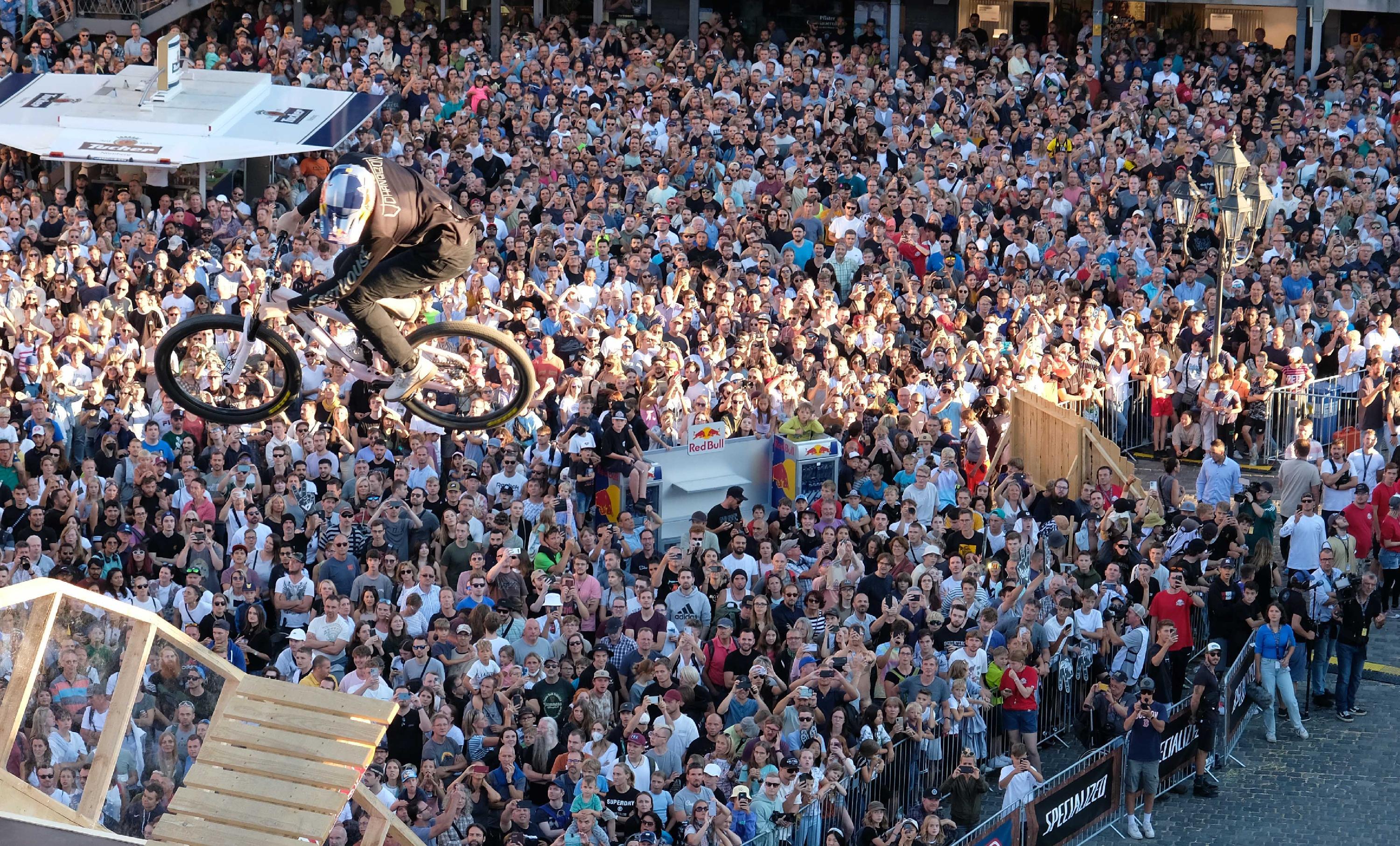 Zeitweise mussten die Zugänge zum Hauptmarkt allerdings gesperrt werden, weil zu viele Menschen dabei sein wollten.