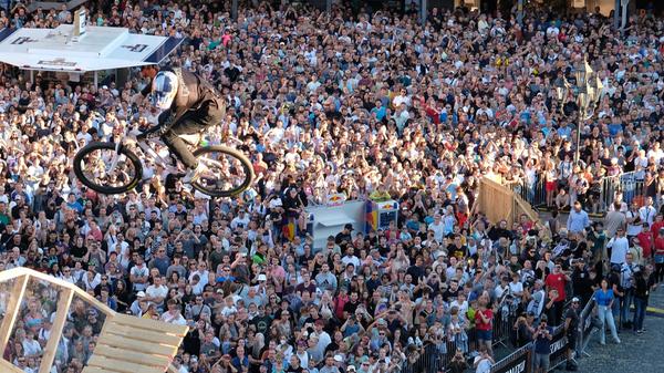 Zeitweise mussten die Zugänge zum Hauptmarkt allerdings gesperrt werden, weil zu viele Menschen dabei sein wollten.
