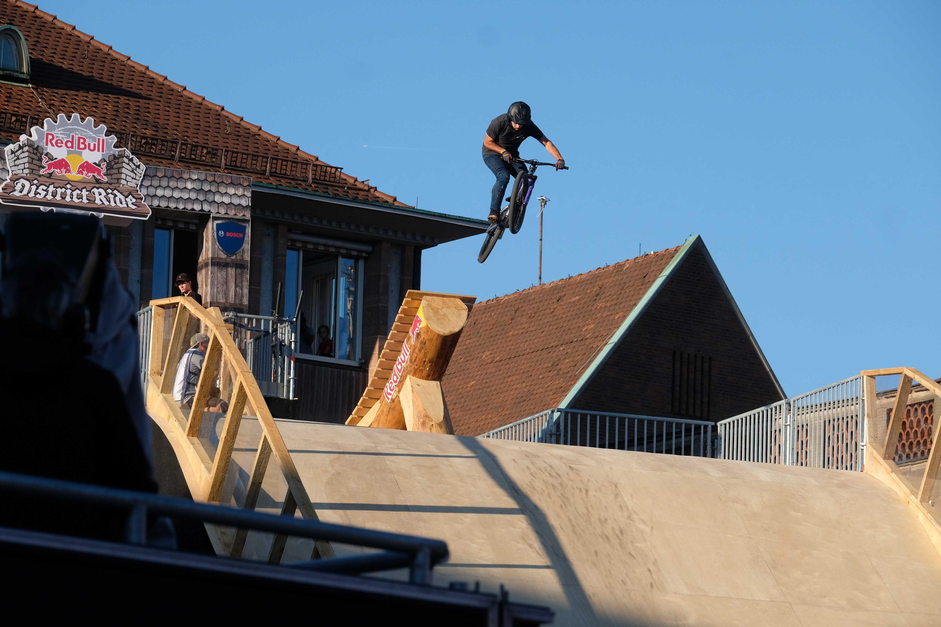 So bekam das Publikum gleich dreimal einen "World's first" zu sehen - also einen Trick, der so noch nie in einem Wettkampf gezeigt wurde. 