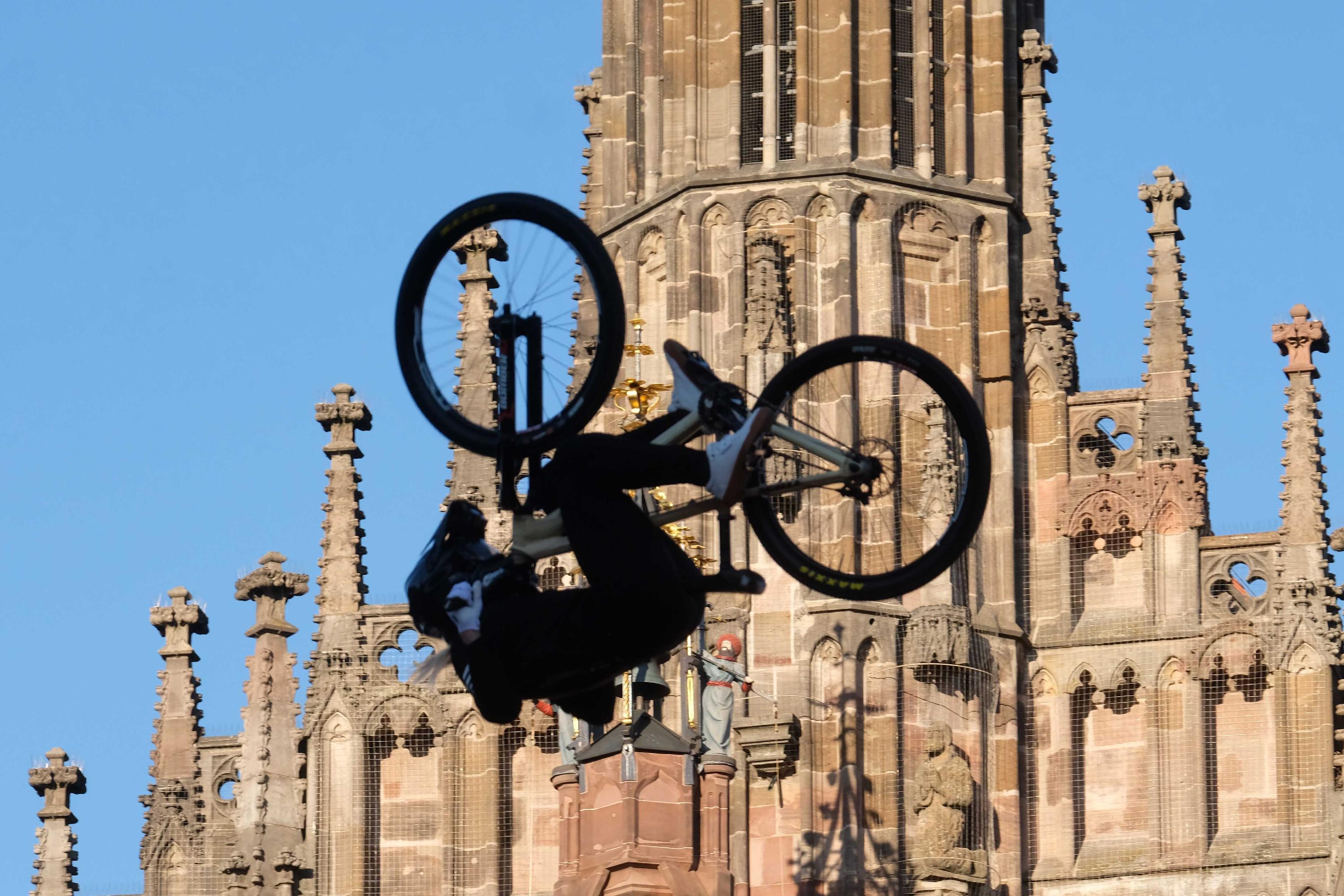 Den Sieg sicherte sich der Schwede Emil Johansson vor Nicholi Rogatkin. Der US-Amerikaner fiel seinem sportlichen Rivalen regelrecht um den Hals, als der seinen Siegessprung erfolgreich gelandet hatte.