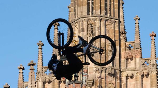 Den Sieg sicherte sich der Schwede Emil Johansson vor Nicholi Rogatkin. Der US-Amerikaner fiel seinem sportlichen Rivalen regelrecht um den Hals, als der seinen Siegessprung erfolgreich gelandet hatte.