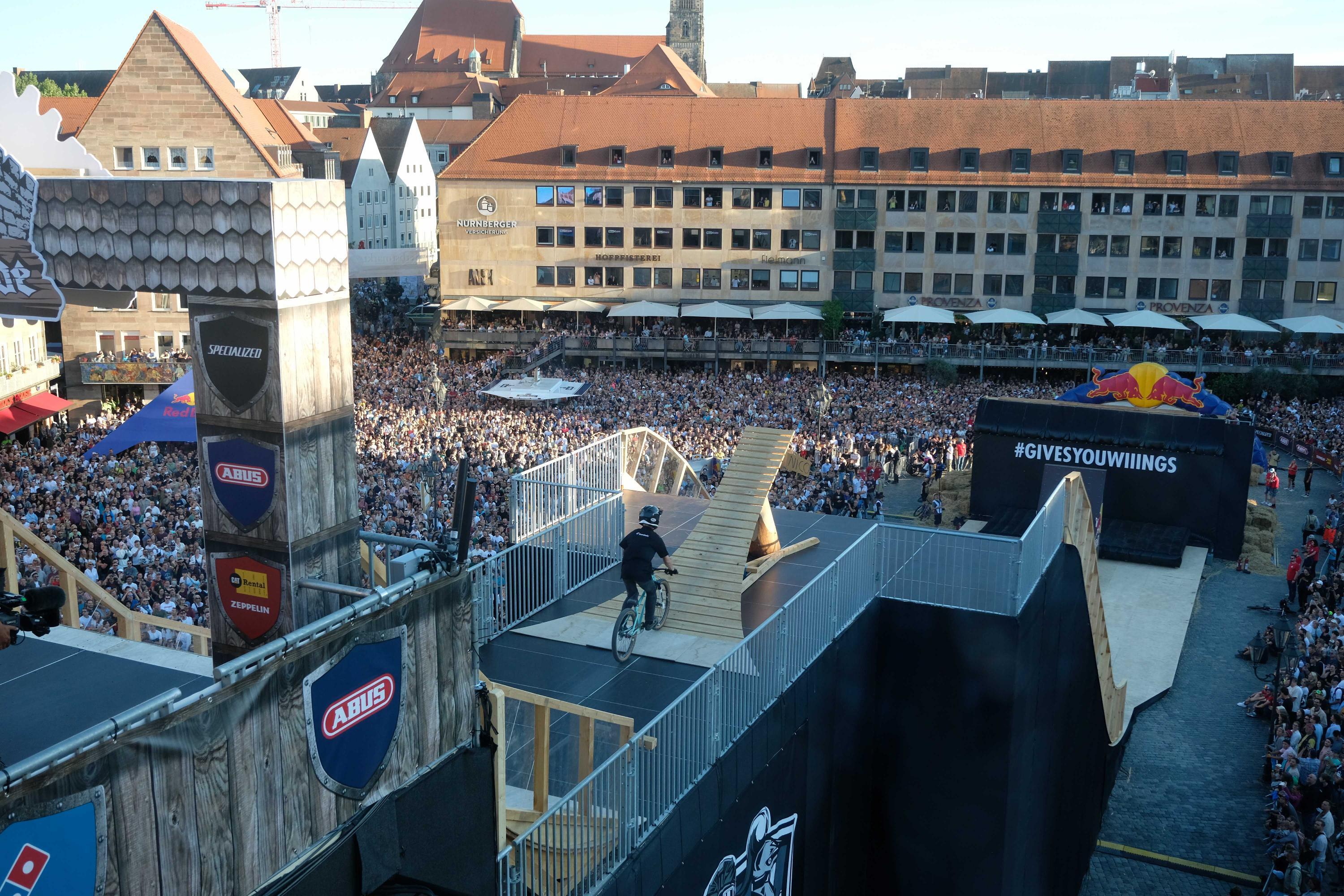 Gleichzeitig überschatteten mehrere Stürze teilnehmender Fahrerinnen den Wettbewerb. Bei den Frauen gewann Gemma Corbera vor Ellie Chew und Patricia Druwn.