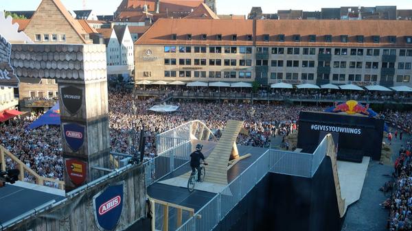 Gleichzeitig überschatteten mehrere Stürze teilnehmender Fahrerinnen den Wettbewerb. Bei den Frauen gewann Gemma Corbera vor Ellie Chew und Patricia Druwn.