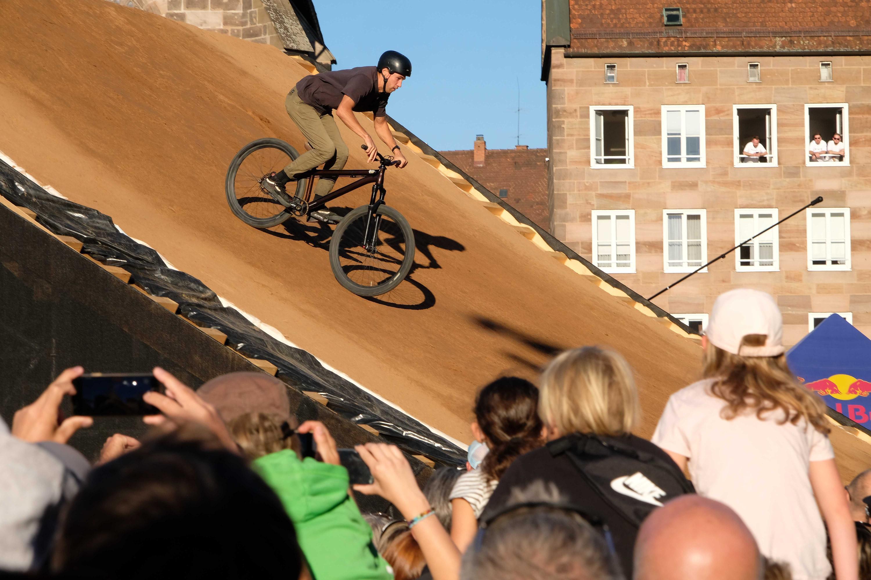 Die Zuschauer waren am Hauptmarkt ganz nah dran an den waghalsigen Profis.