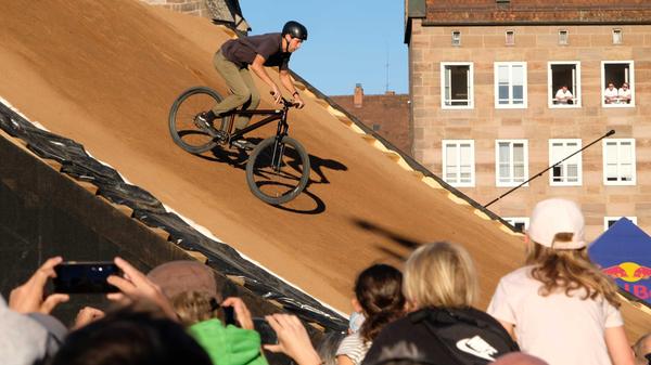 Die Zuschauer waren am Hauptmarkt ganz nah dran an den waghalsigen Profis.