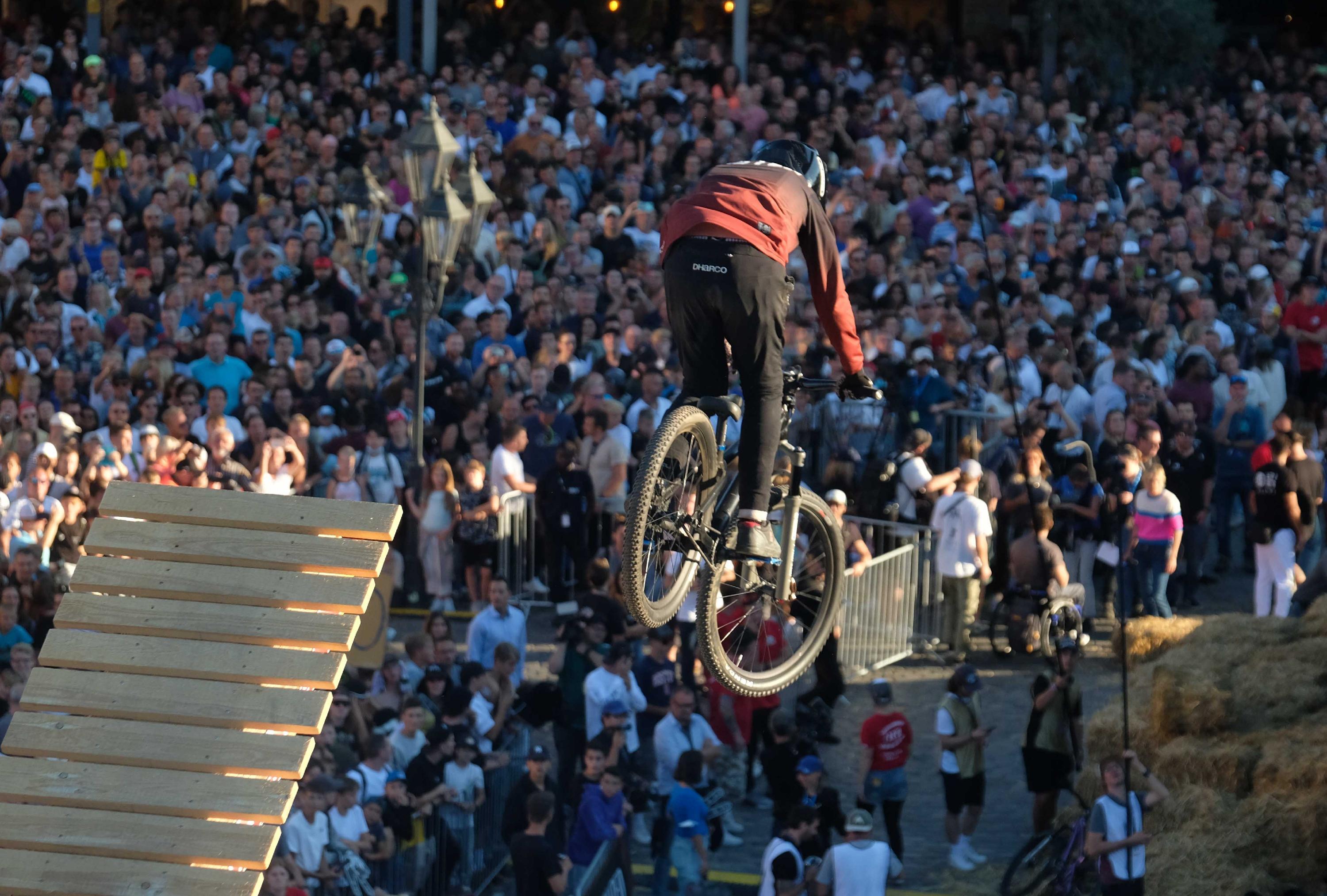 Ein Teilnehmer nach dem anderen raste die Rampe hinunter.