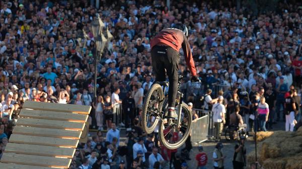 Ein Teilnehmer nach dem anderen raste die Rampe hinunter.