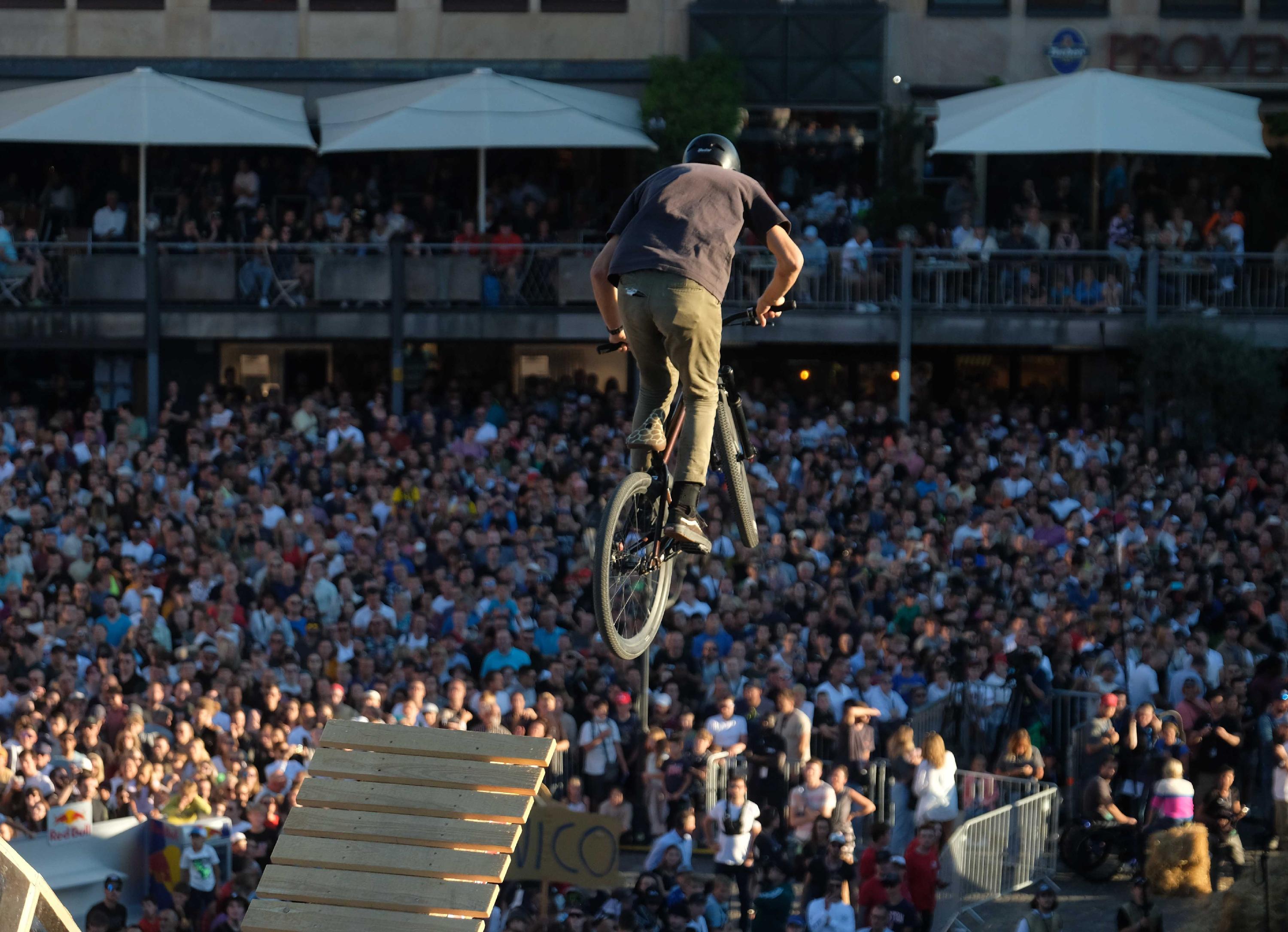 ... und Flugeinlagen der Extraklasse.