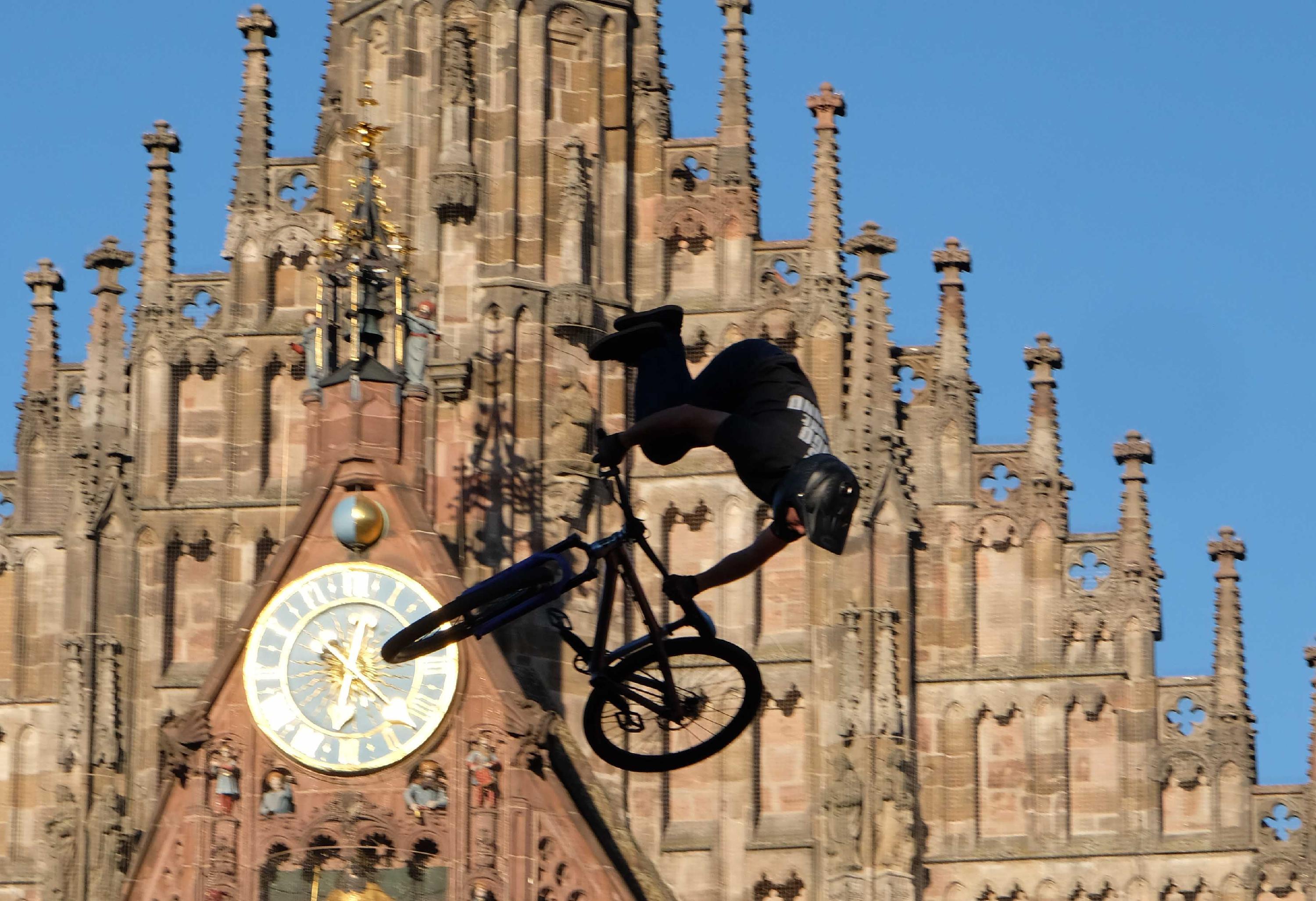 Spektakulärer geht es kaum. Auch wenn dem Publikum zwischendurch der Atem stockte, gelang den Fahrern eine sichere Landung.