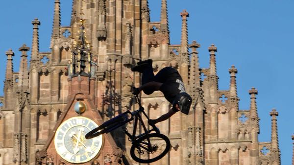 Spektakulärer geht es kaum. Auch wenn dem Publikum zwischendurch der Atem stockte, gelang den Fahrern eine sichere Landung.