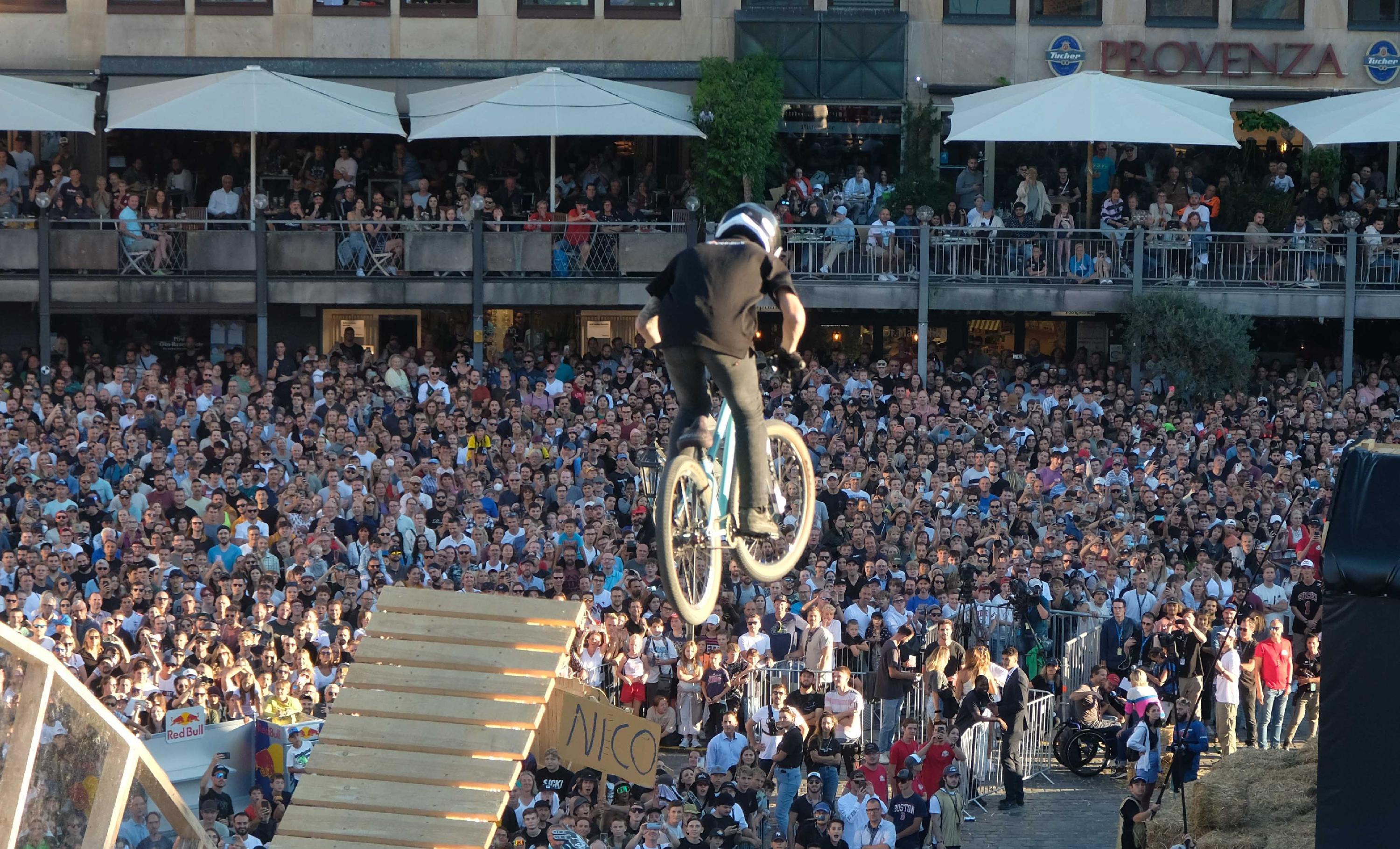 Alle Blicke sind auf den Fahrer gerichtet.