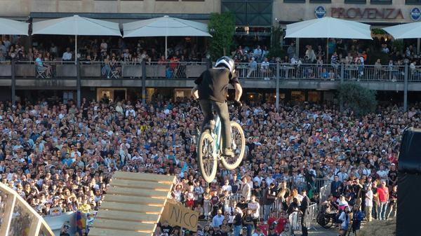 Alle Blicke sind auf den Fahrer gerichtet.