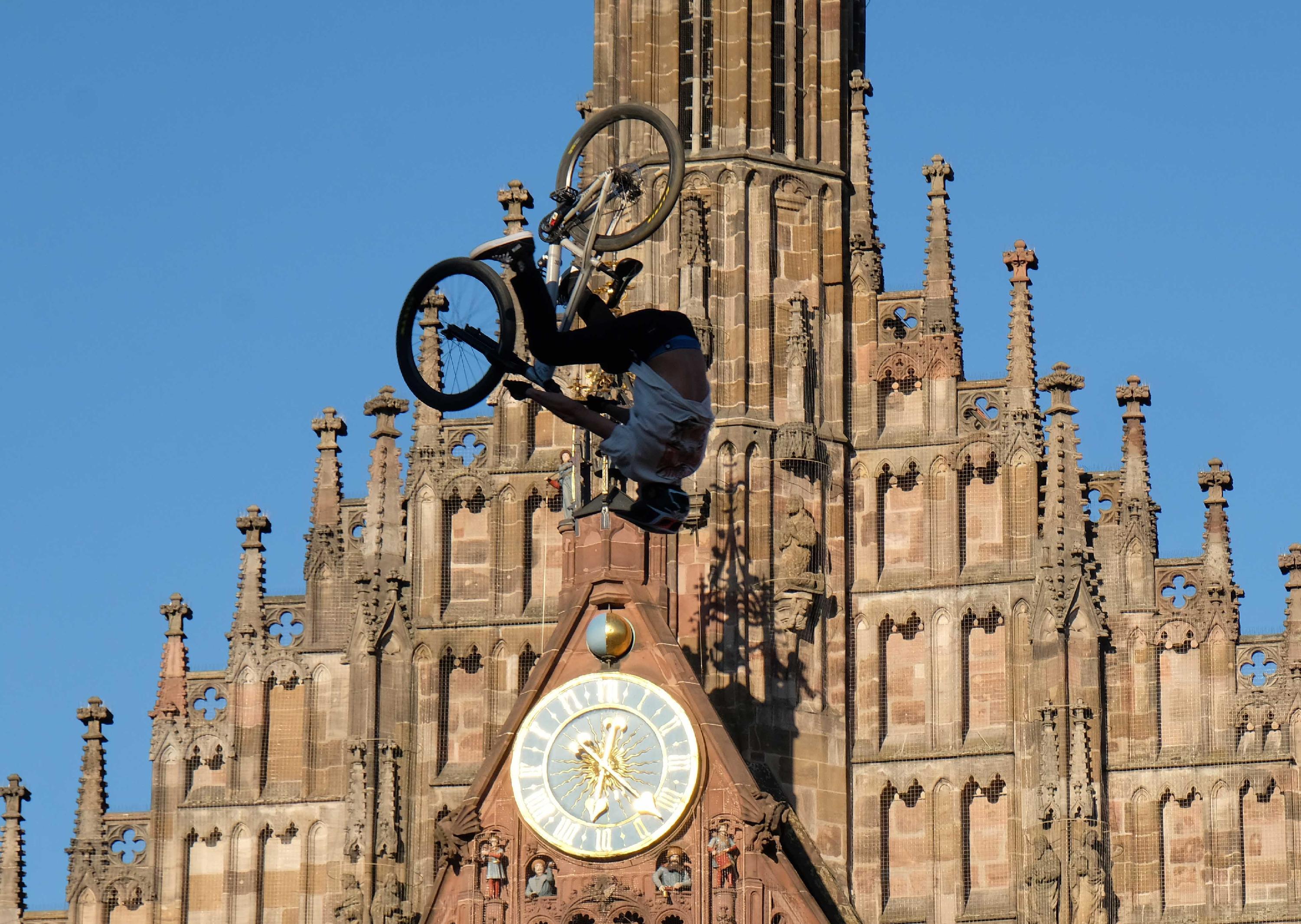 Wieder und immer wieder wirbelten die Athleten durch die Luft...