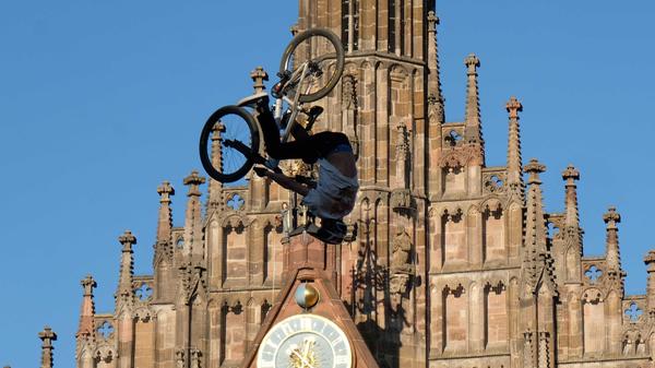 Wieder und immer wieder wirbelten die Athleten durch die Luft...