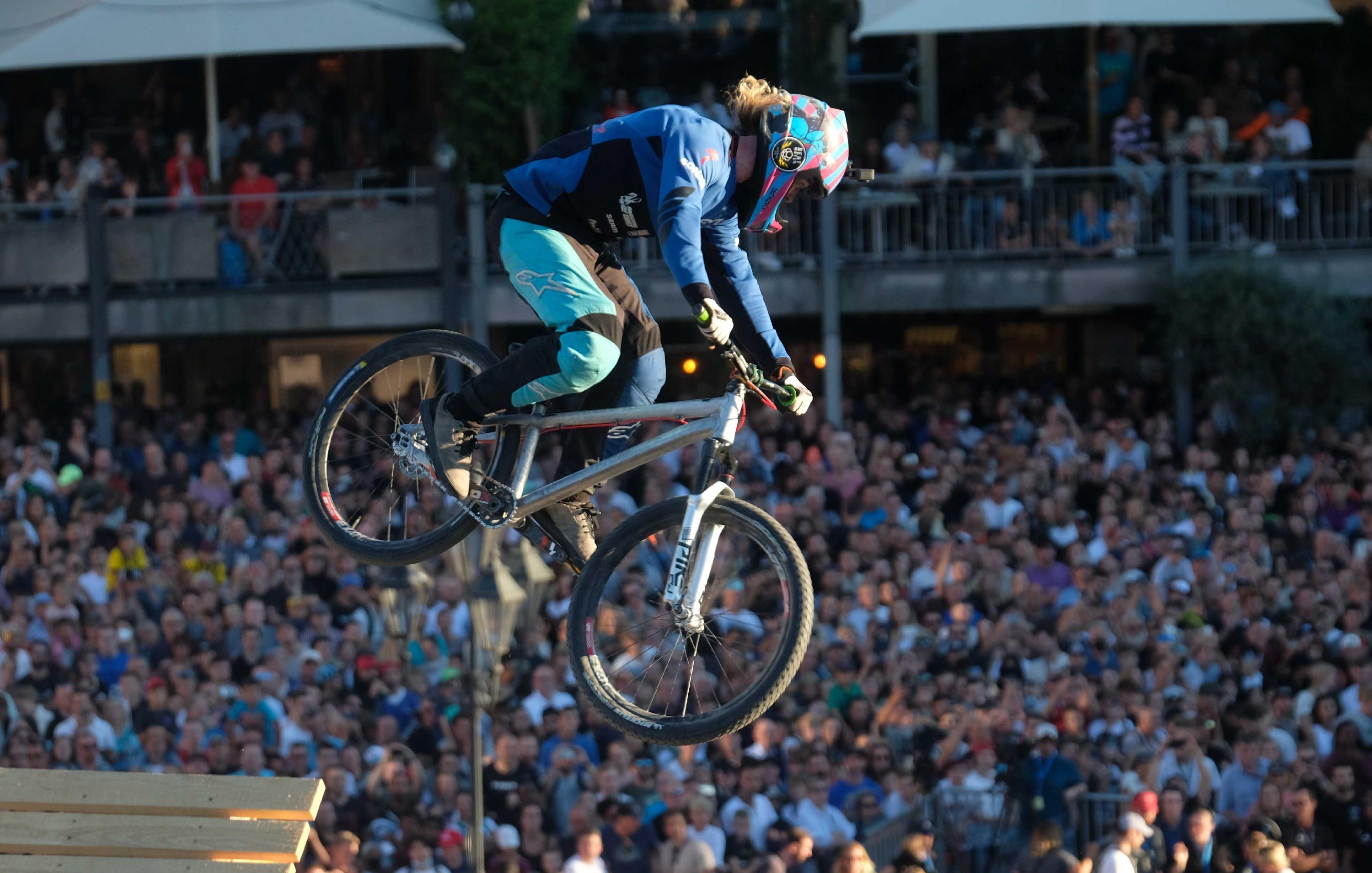 Die Zuschauer dürfen sich also weiter auf beeindruckende Manöver durch die Luft gefasst machen.