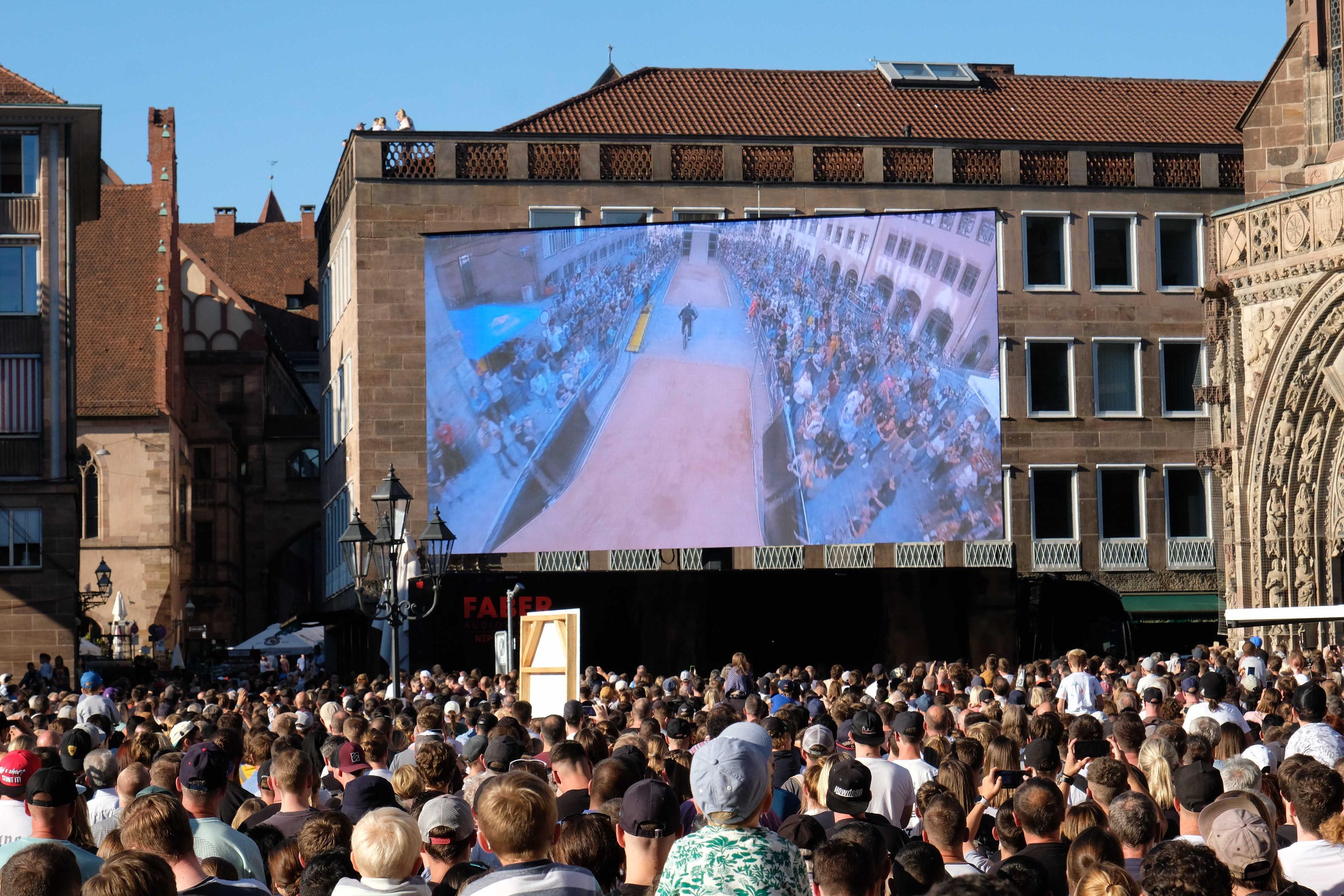 Über eine riesige Leinwand...
