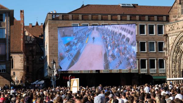 Über eine riesige Leinwand...