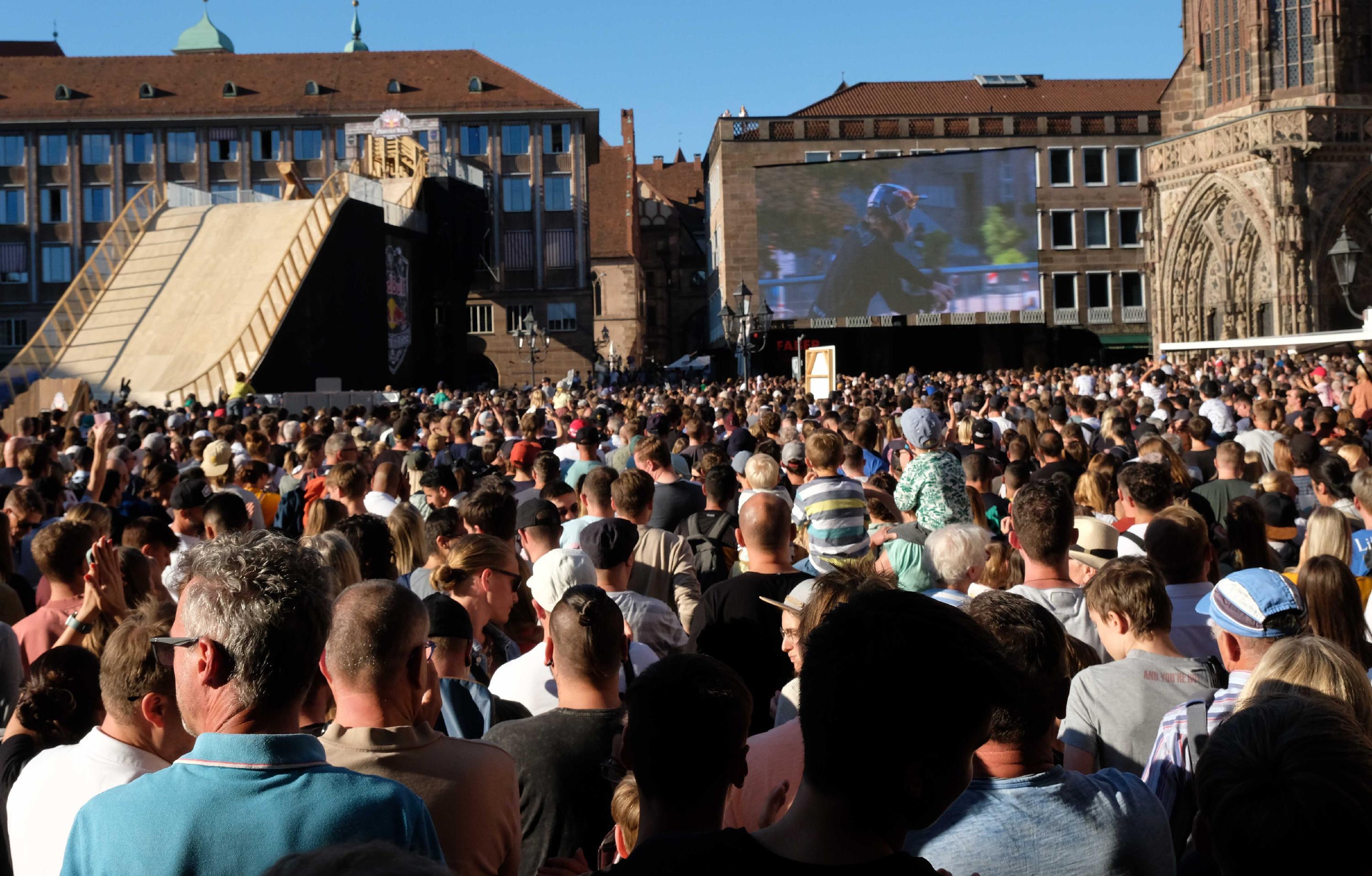 ...konnten die Zuschauer die Sprünge noch einmal nachverfolgen.