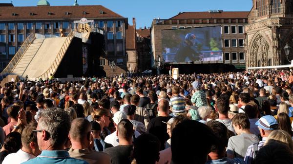 ...konnten die Zuschauer die Sprünge noch einmal nachverfolgen.