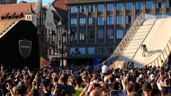 Hier heißt es Schwung holen für den finalen Trick.