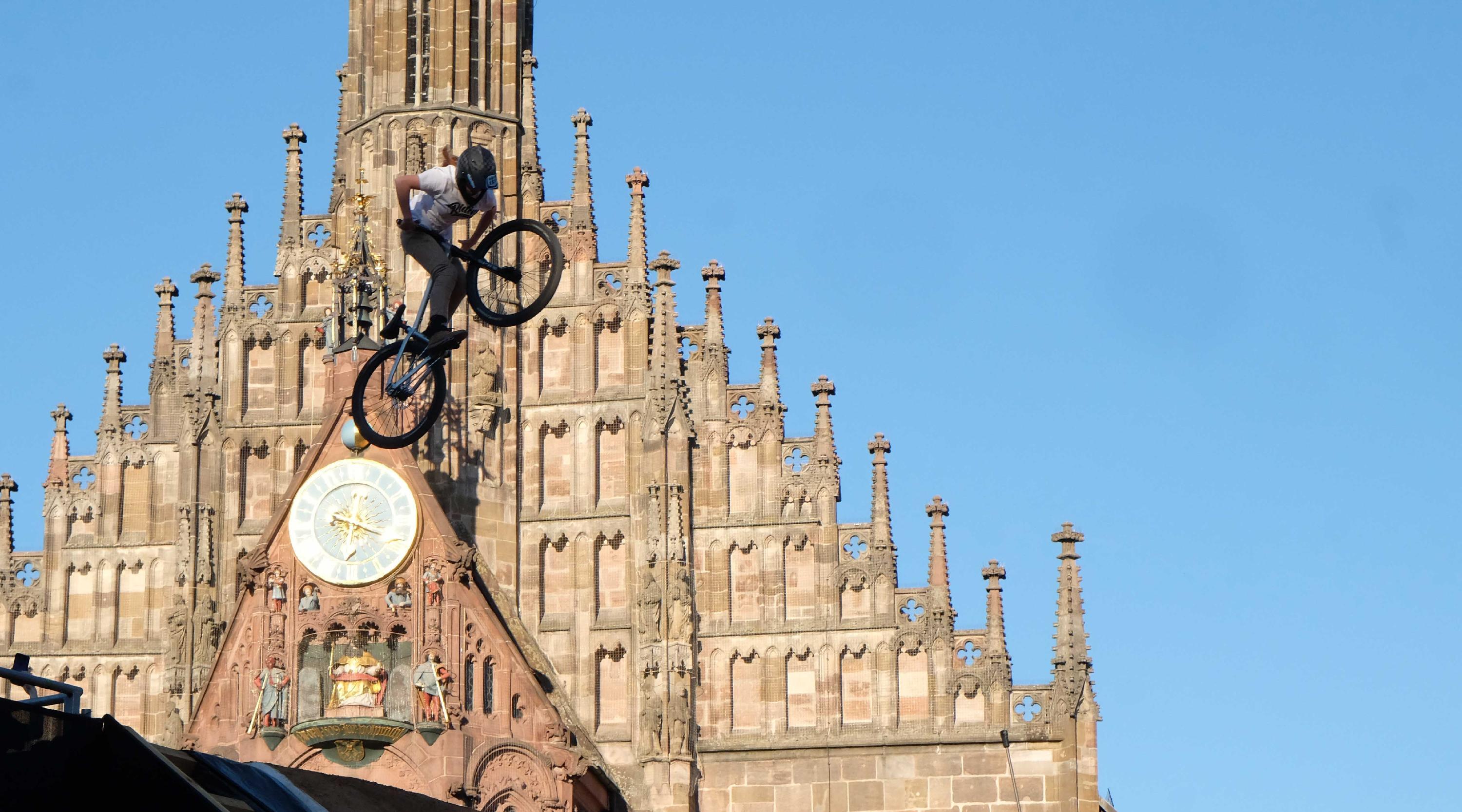 Als würde jemand auf der Uhr der Frauenkirche parken.
