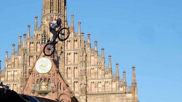 Als würde jemand auf der Uhr der Frauenkirche parken.