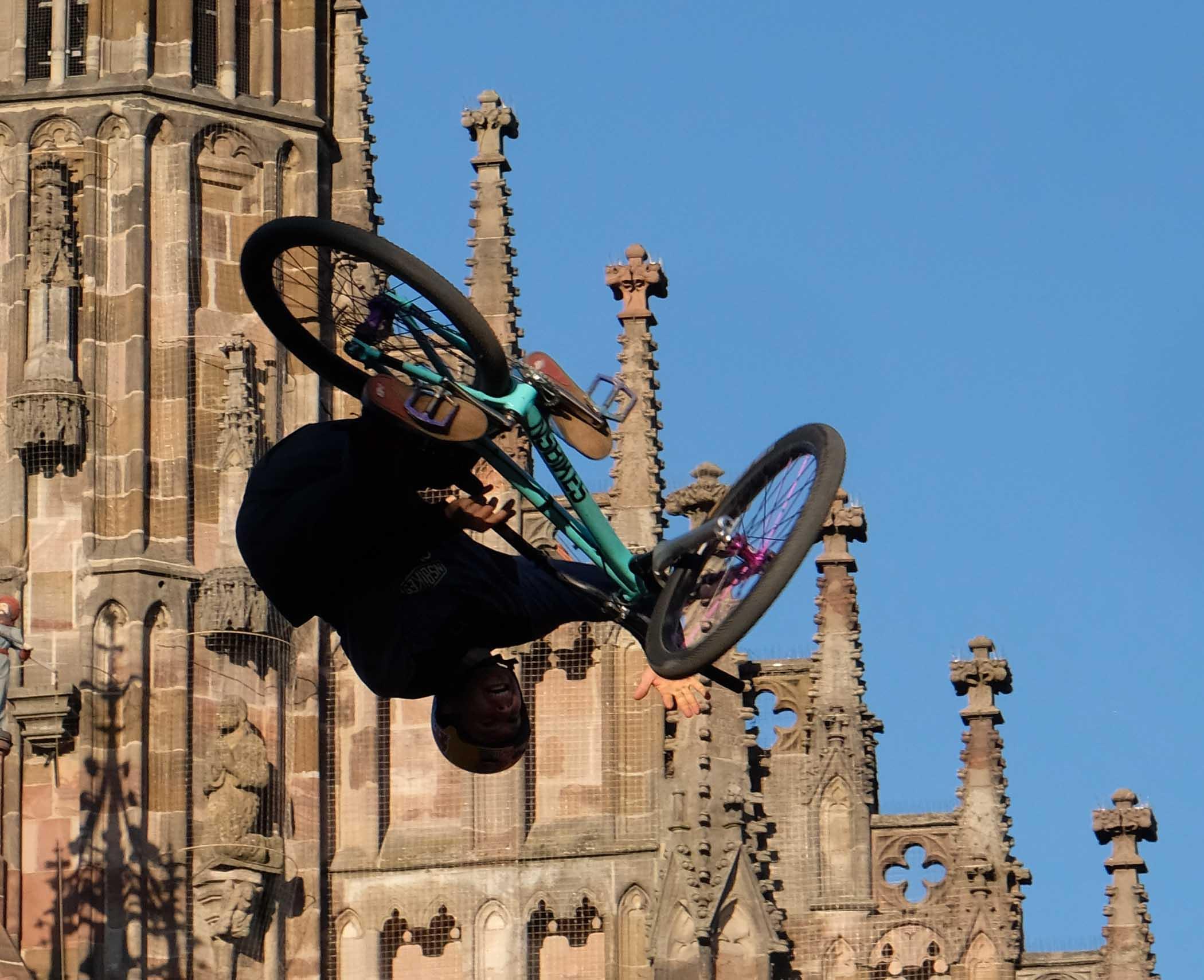 Einmal quer durch die Luft flog auch dieser Athlet.