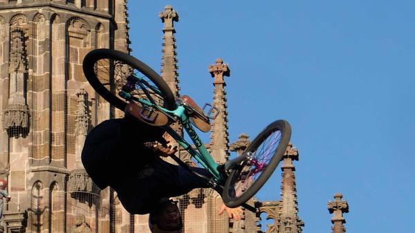 Einmal quer durch die Luft flog auch dieser Athlet.