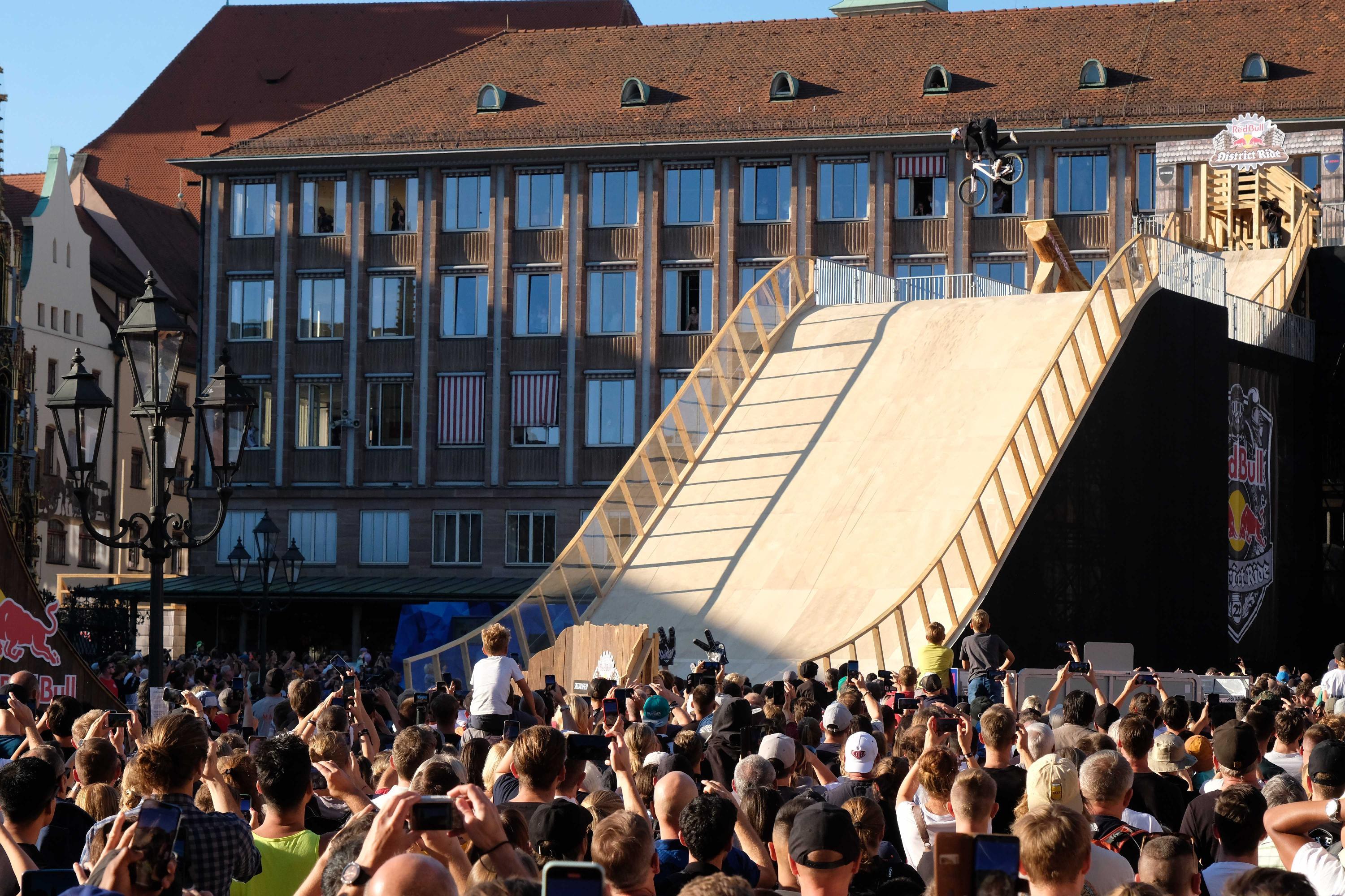 Viele Zuschauer zückten ihre Handys, um die Sprünge zu filmen.