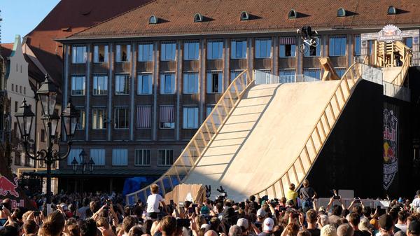 Viele Zuschauer zückten ihre Handys, um die Sprünge zu filmen.