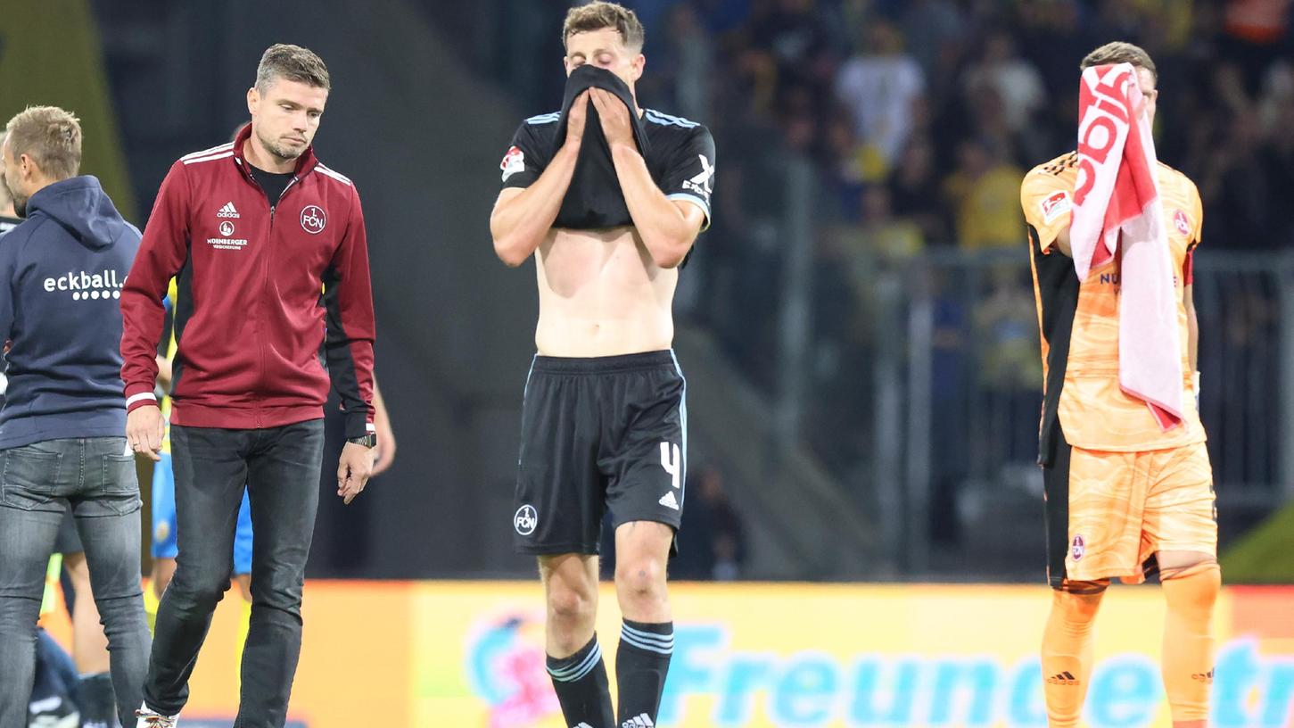 Kein guter Abend für Robert Klauß und den 1. FC Nürnberg: Eine 2:1-Führung reichte dem Club nicht aus, um mit Punkten aus Braunschweig nach Hause zu fahren. Kein guter Abend für Robert Klauß und den 1. FC Nürnberg: Eine 2:1-Führung reichte dem Club nicht aus, um mit Punkten aus Braunschweig nach Hause zu fahren.