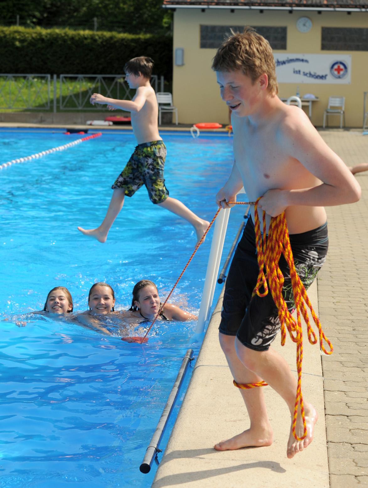Das Freibad Thalmässing ist am Ortsrand gelegen und von Bäumen umrandet. Es hat eine große Liegewiese mit Schattenplätzen, ein durch Solarenergie beheiztes 50 mal 30 Meter-Becken für Nichtschwimmer und Schwimmer. Auch eine Rutsche und ein Ein-Meter-Sprungbrett bieten Abwechslung. Weitere Infos erhalten Sie auf dieser Website.