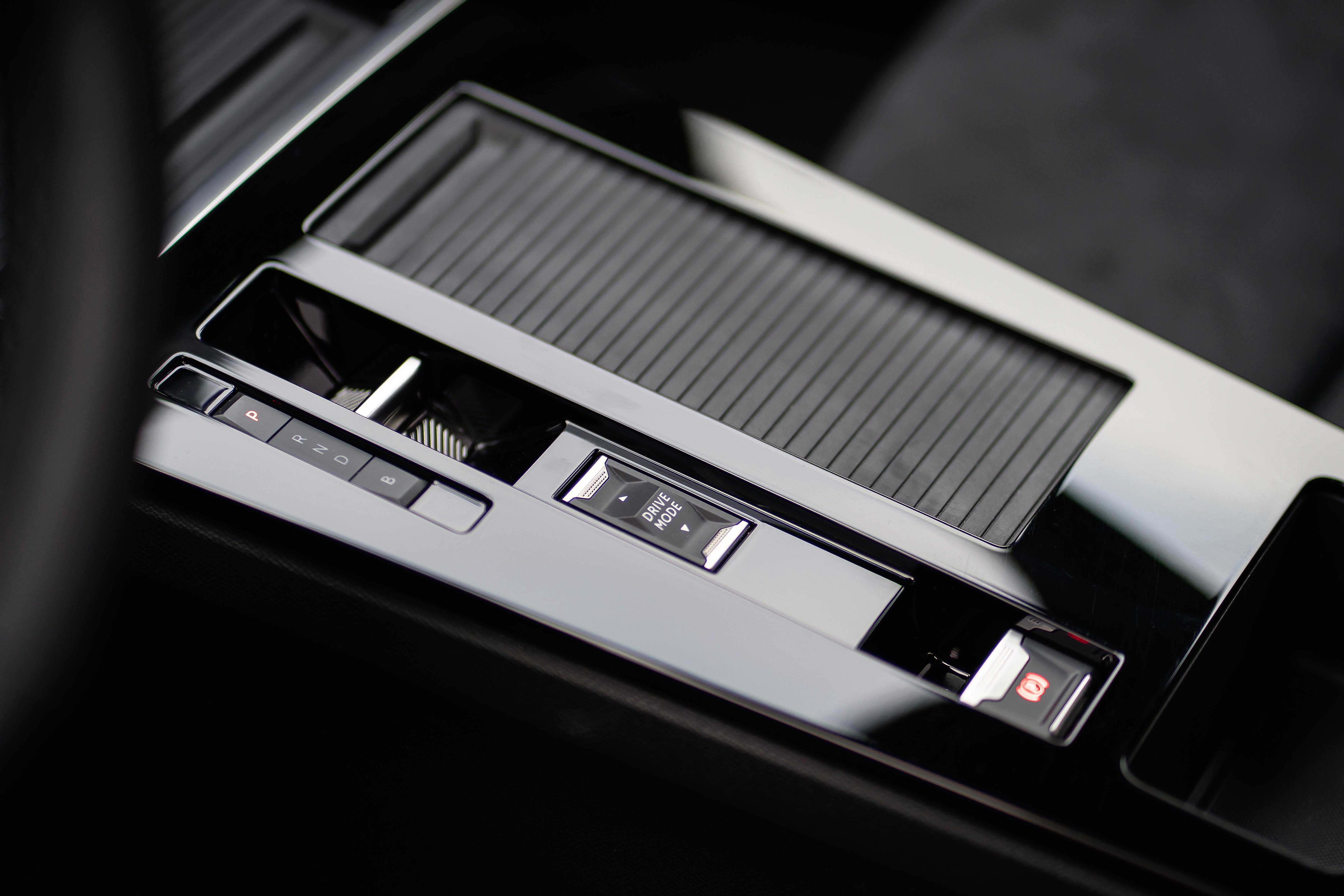 Die Fahrstufen der Achtgangautomatik lassen sich über einen Mini-Shifter einlegen. Hersteller