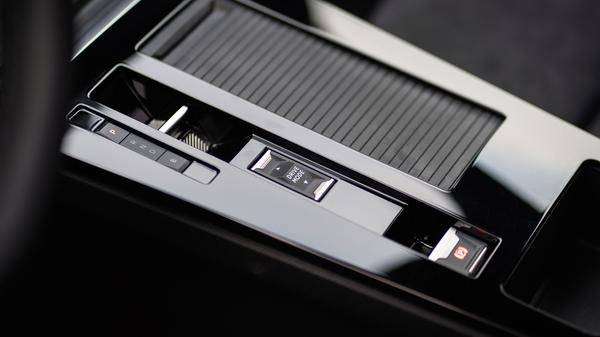 Die Fahrstufen der Achtgangautomatik lassen sich über einen Mini-Shifter einlegen. Hersteller