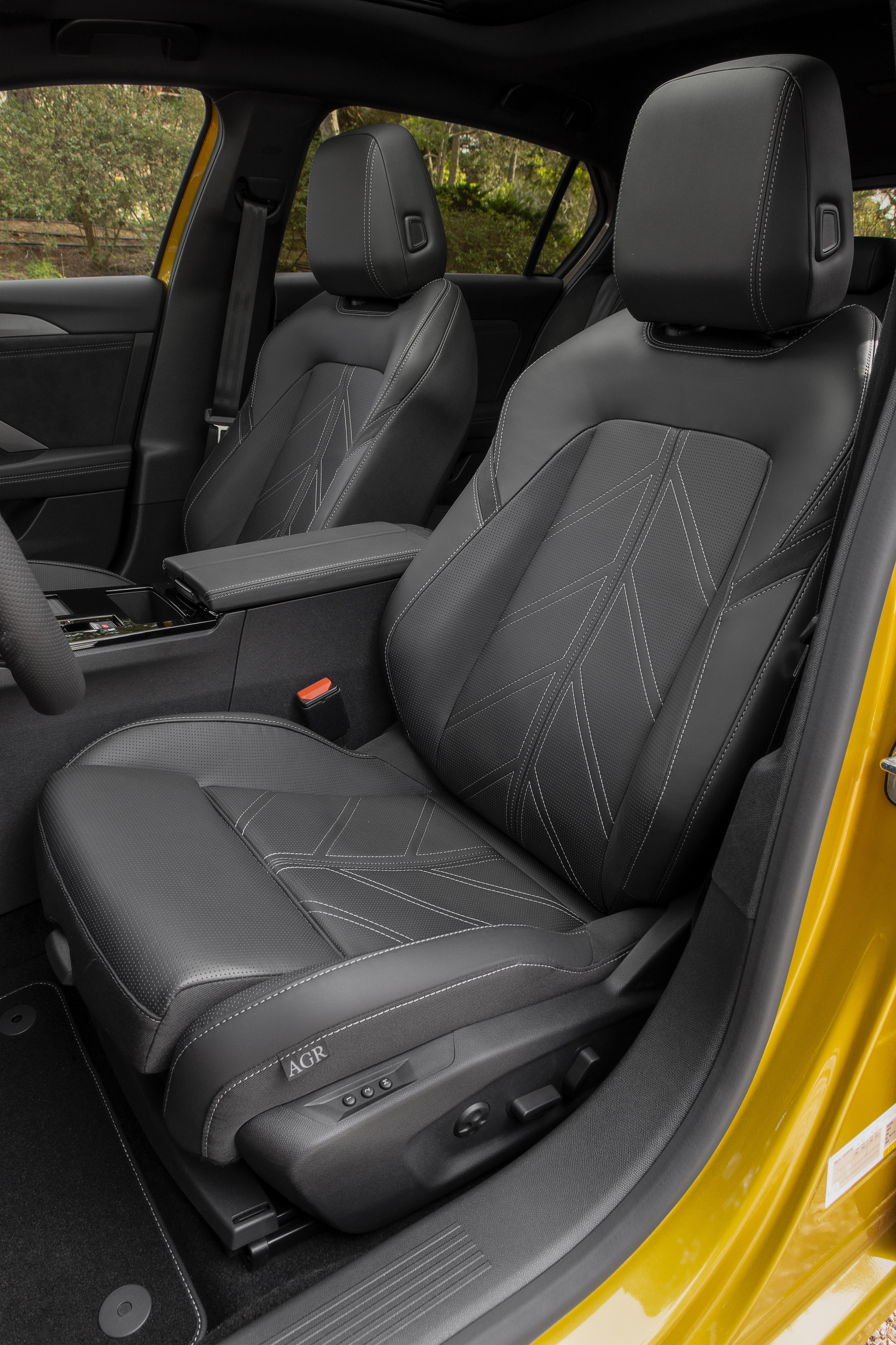 Die Sitze tragen das Etikett der Aktion Gesunder Rücken" (AGR). Es gibt auch eine Alcantara-Ausführung.