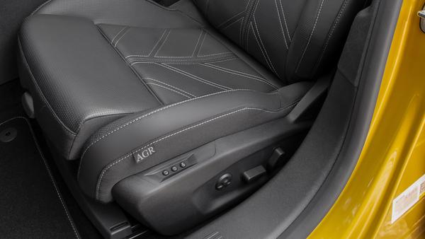 Die Sitze tragen das Etikett der Aktion Gesunder Rücken" (AGR). Es gibt auch eine Alcantara-Ausführung.