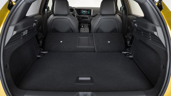 Ins Gepäckabteil passen 352 bis 1268 Liter. Das ist weniger als beim konventionell angetriebenen Modell.